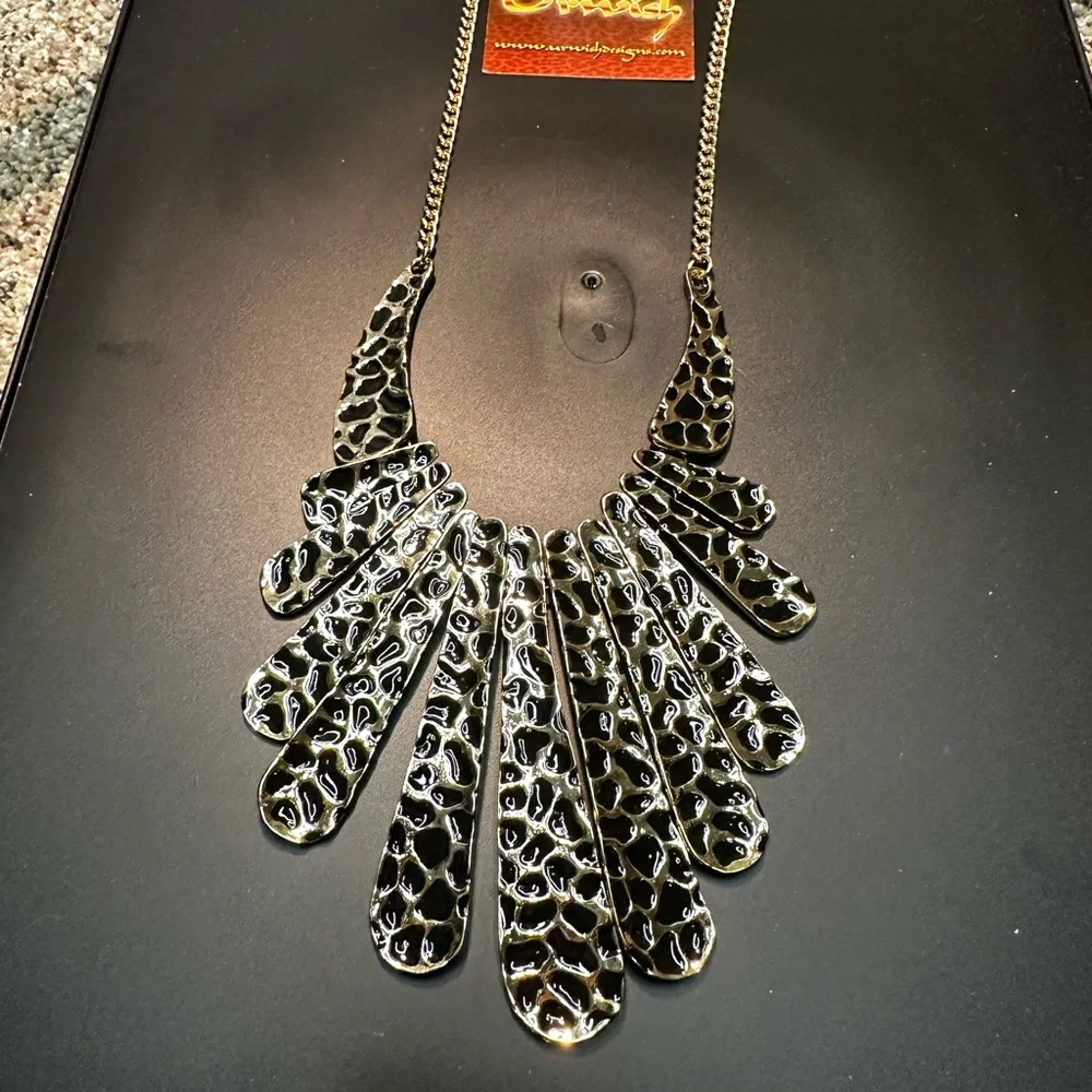 Priceless Queen Necklace - Picture 5 of 5